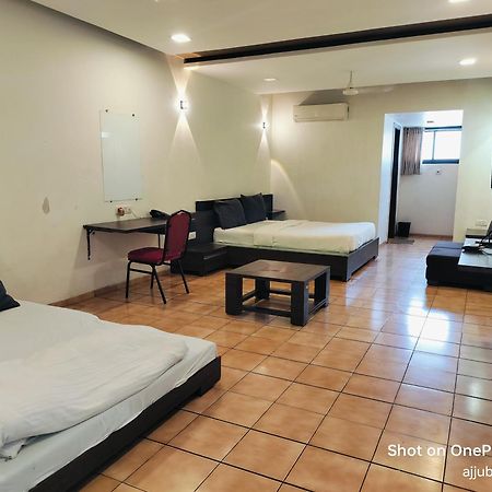 Hotel Sun N Step Club Ahmedabad Esterno foto