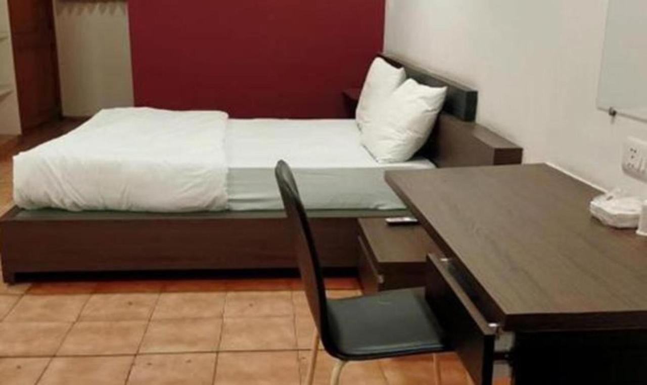 Hotel Sun N Step Club Ahmedabad Esterno foto
