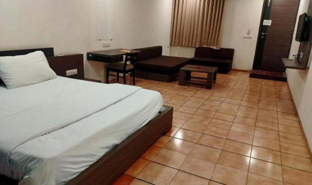 Hotel Sun N Step Club Ahmedabad Esterno foto