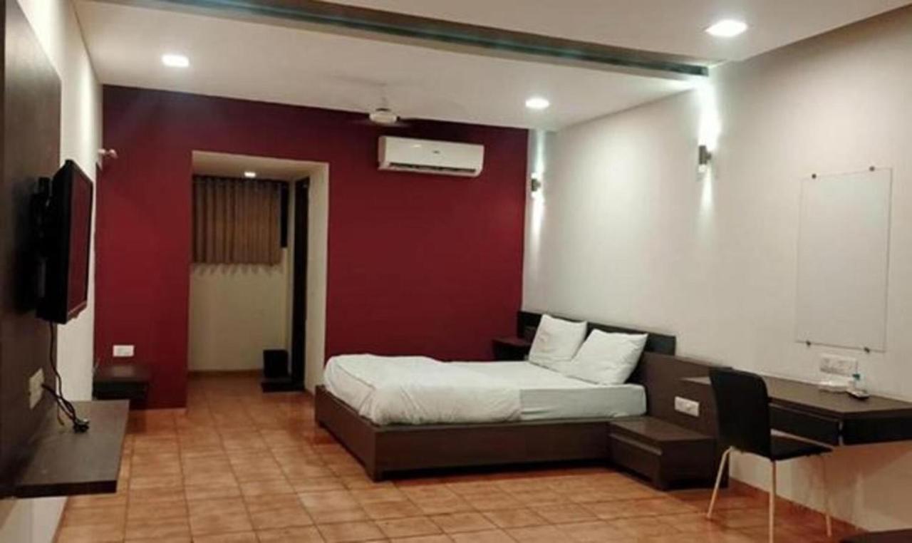 Hotel Sun N Step Club Ahmedabad Esterno foto