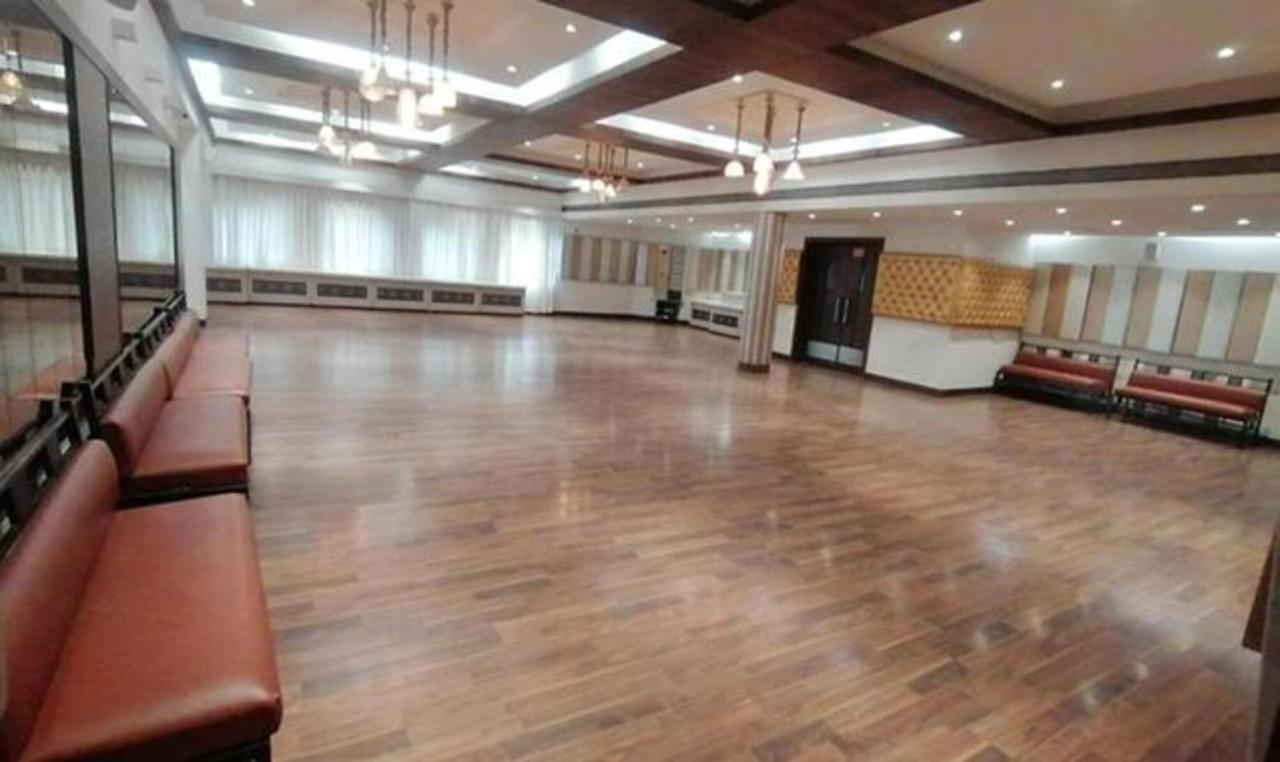 Hotel Sun N Step Club Ahmedabad Esterno foto
