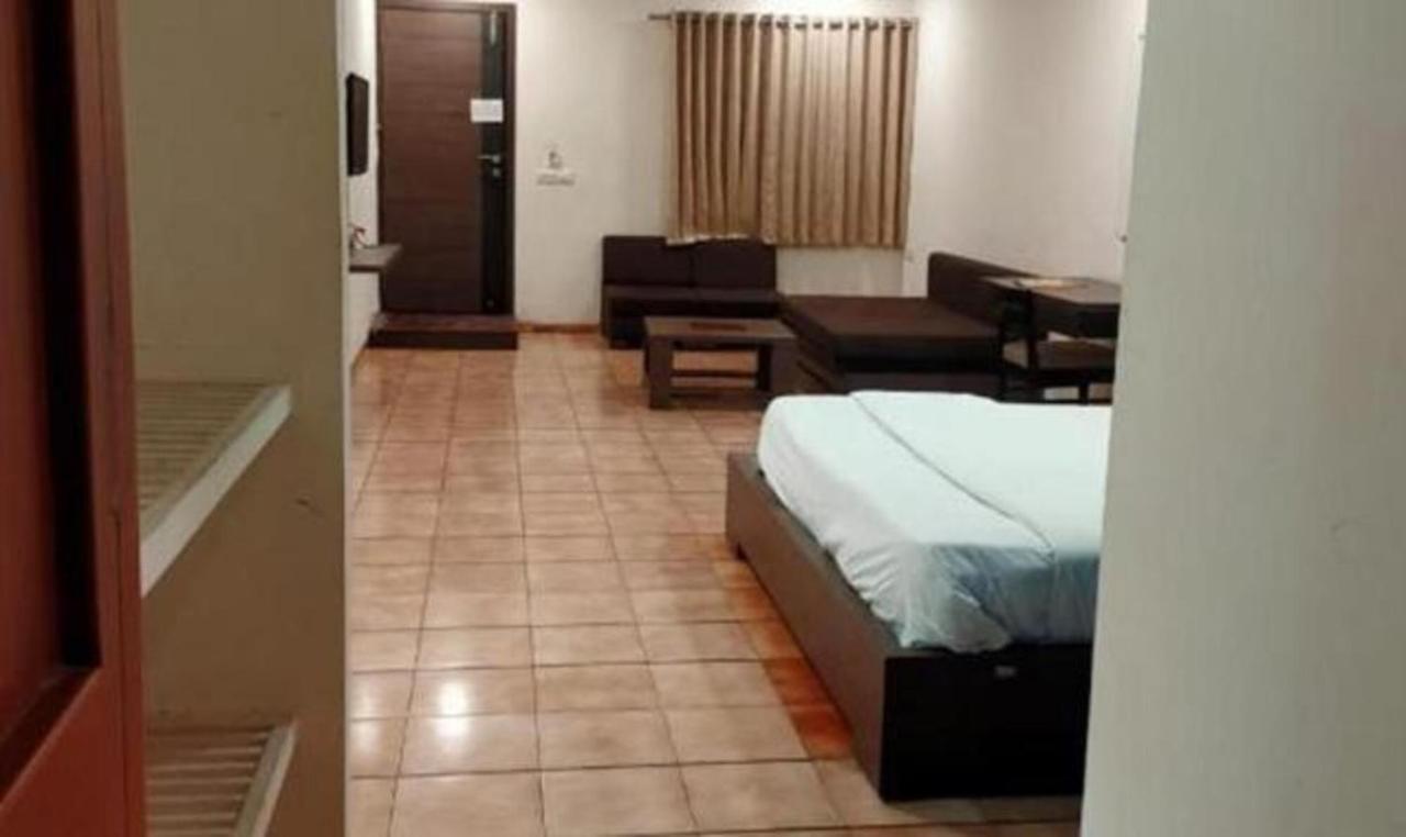 Hotel Sun N Step Club Ahmedabad Esterno foto