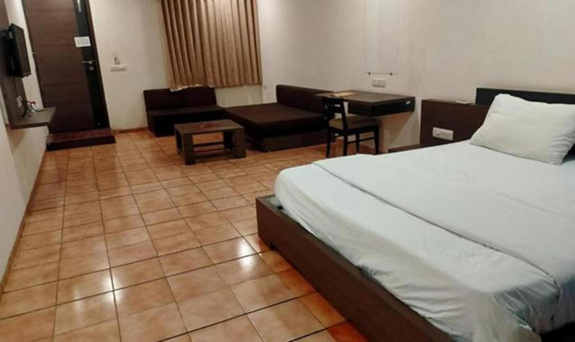 Hotel Sun N Step Club Ahmedabad Esterno foto