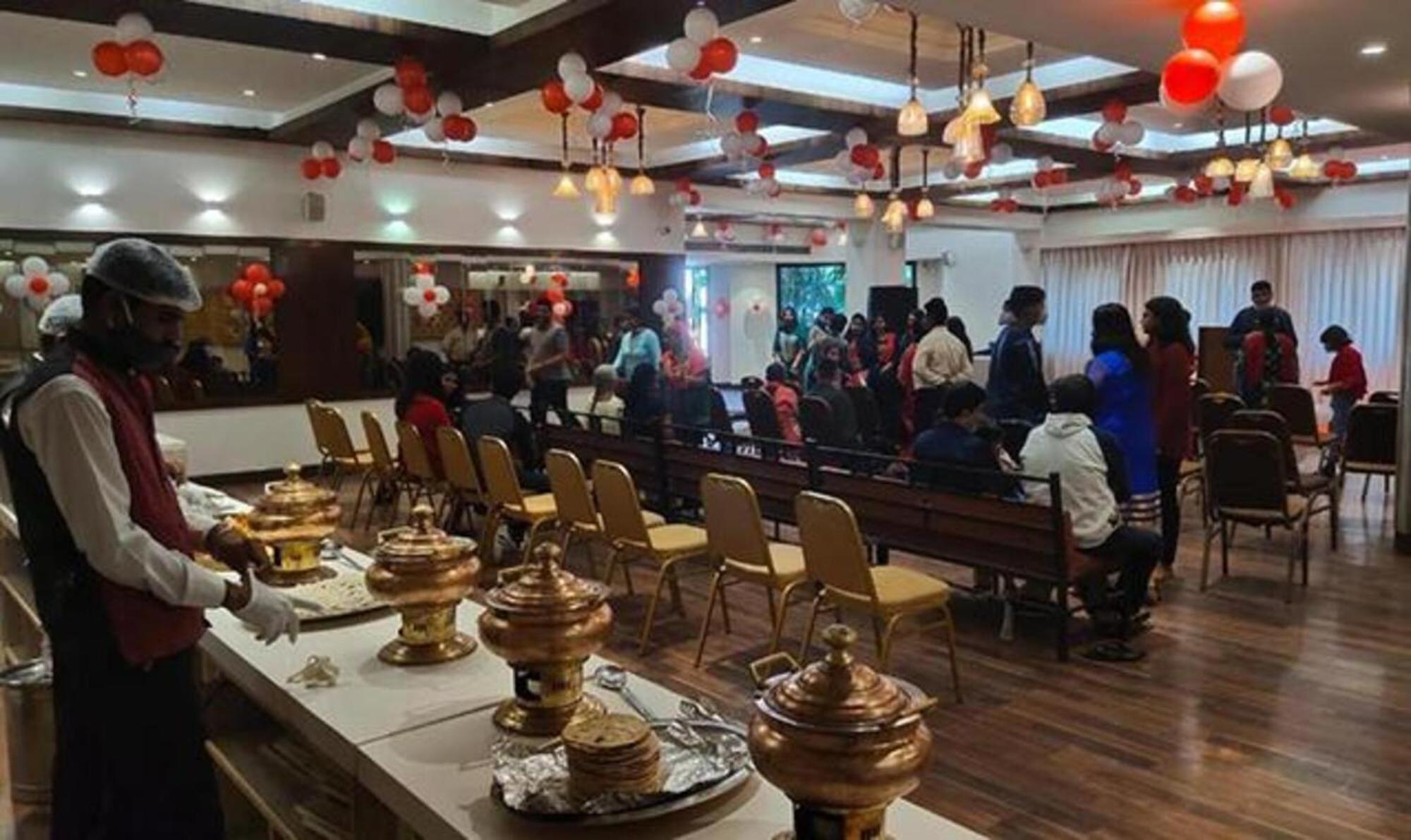 Hotel Sun N Step Club Ahmedabad Esterno foto