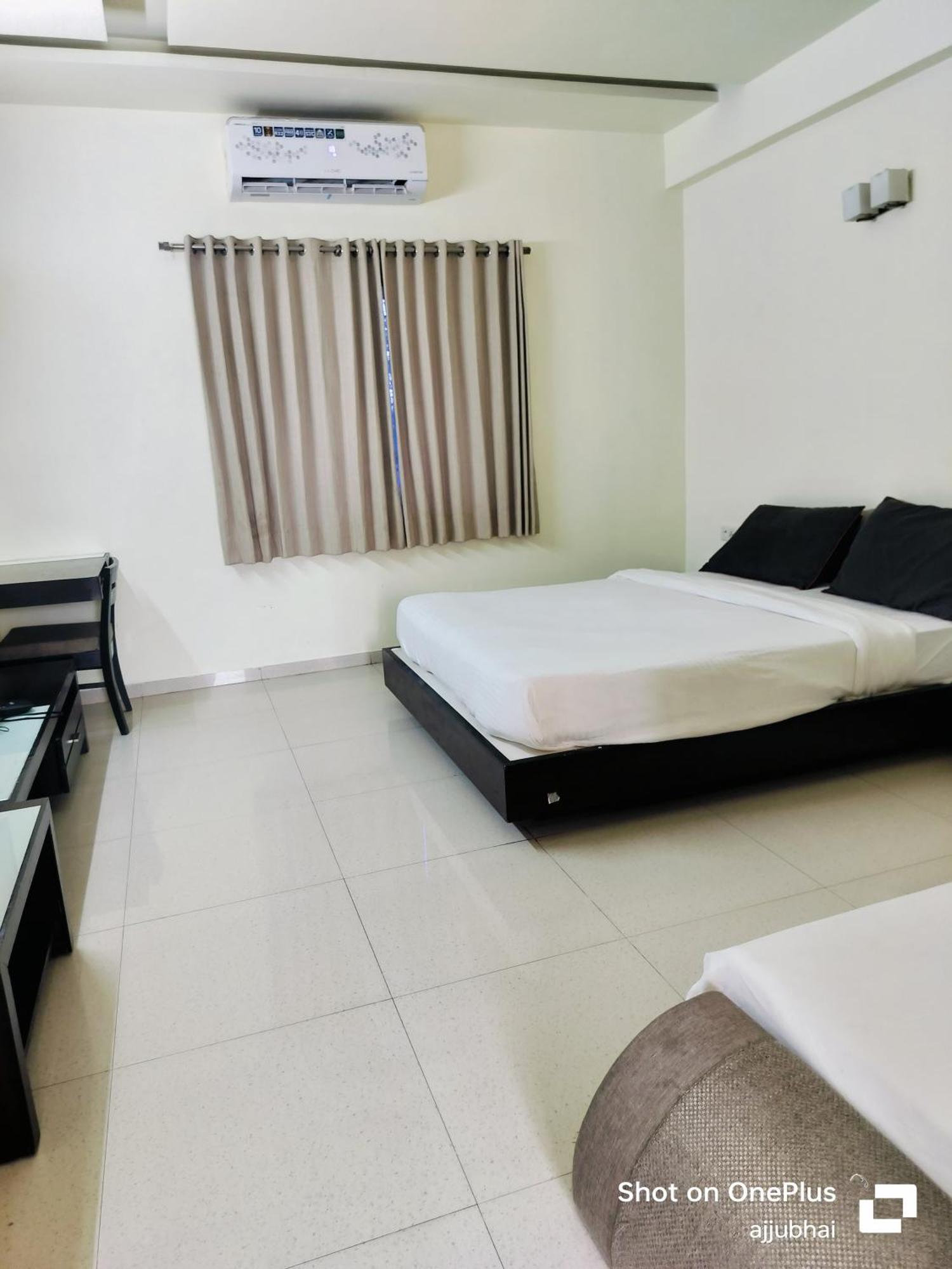 Hotel Sun N Step Club Ahmedabad Esterno foto