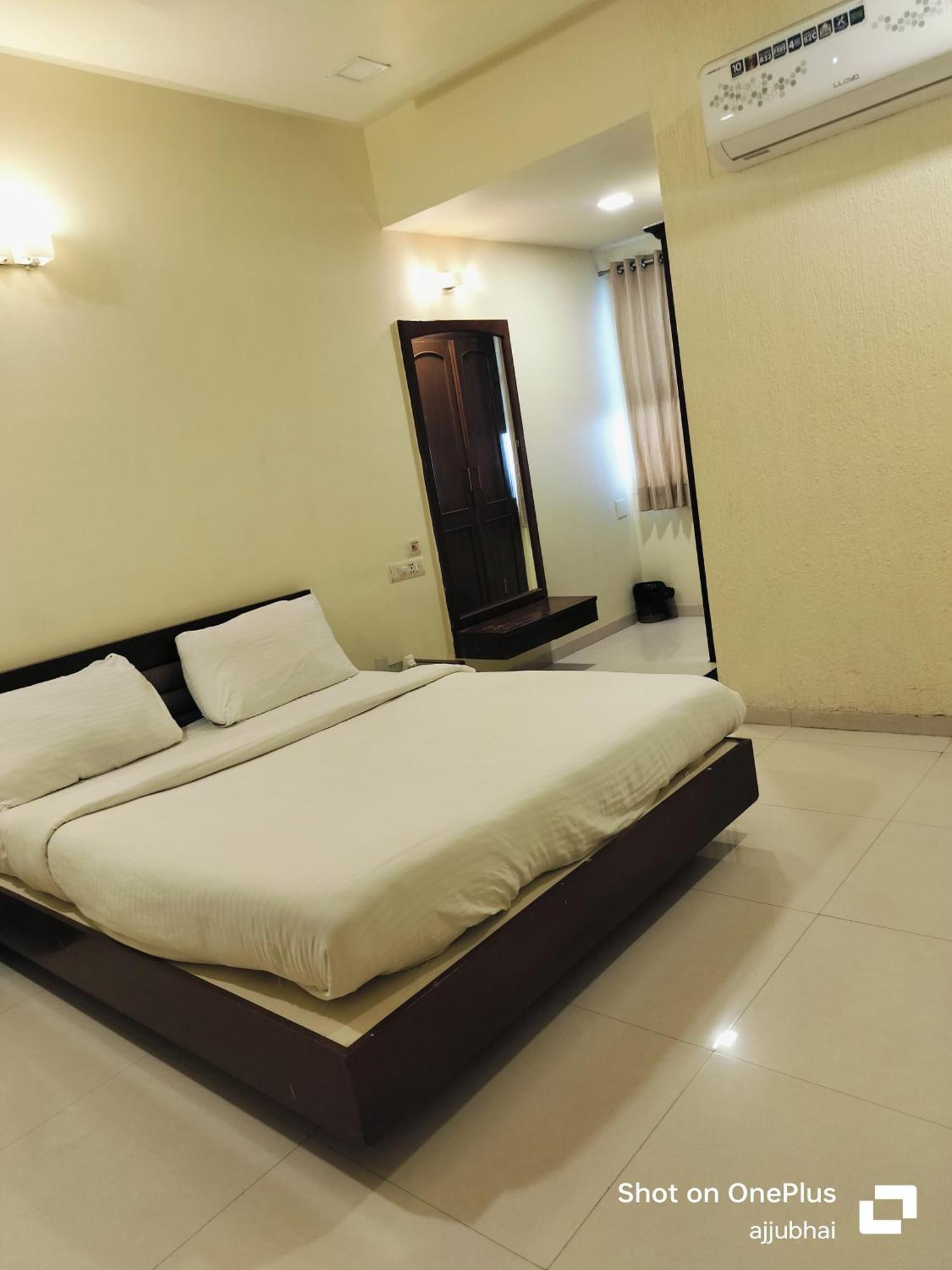 Hotel Sun N Step Club Ahmedabad Esterno foto