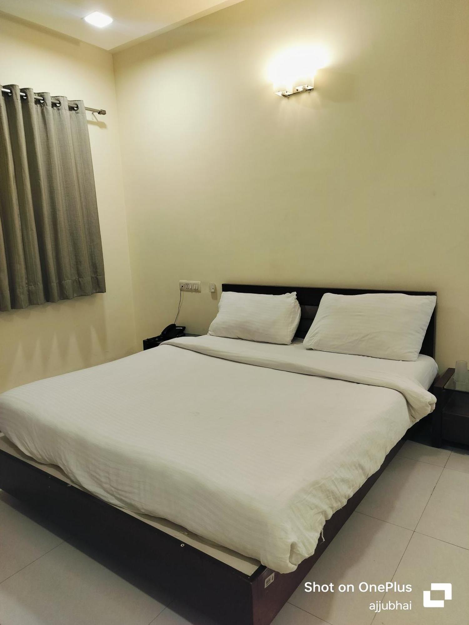 Hotel Sun N Step Club Ahmedabad Esterno foto