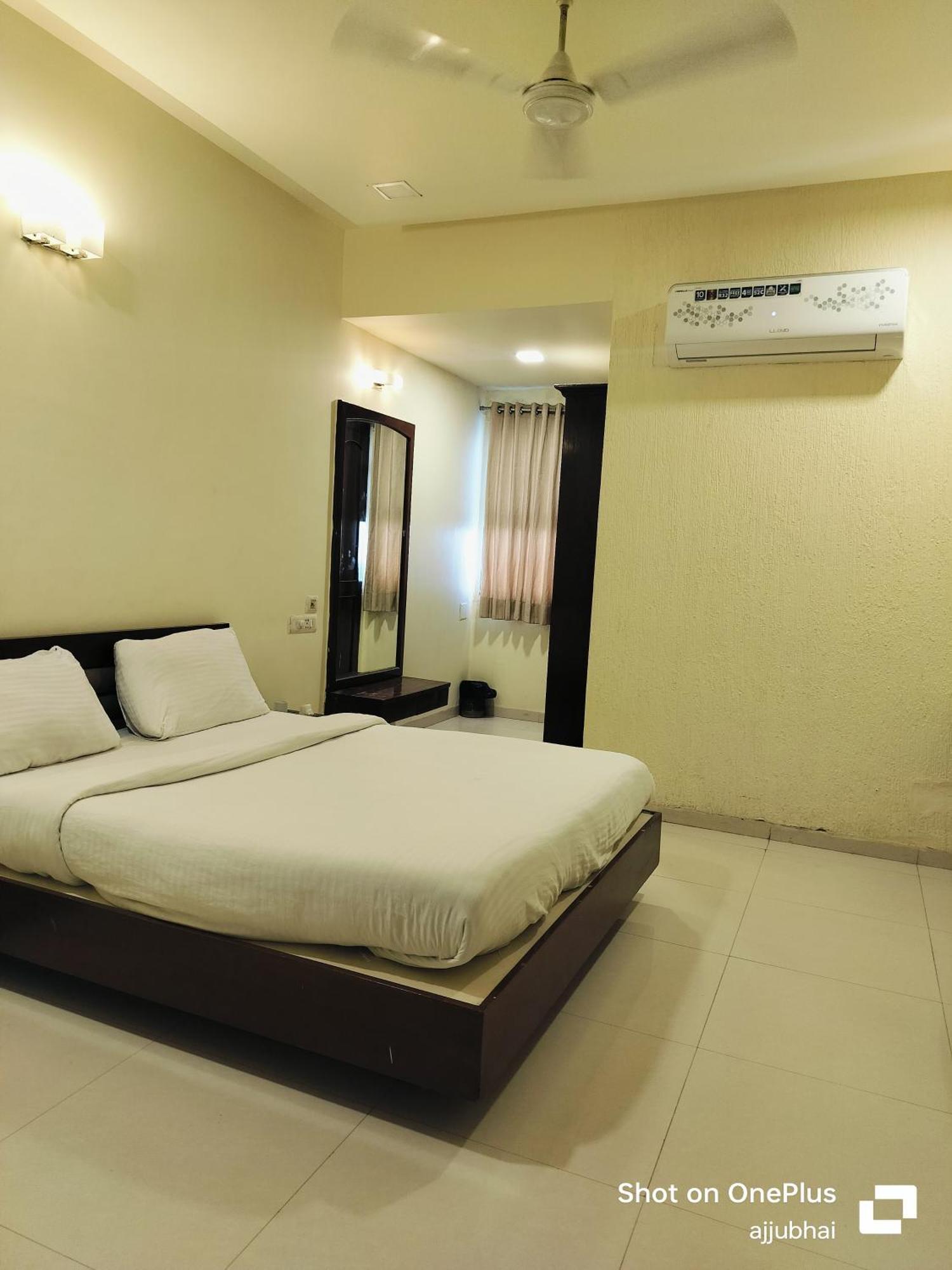 Hotel Sun N Step Club Ahmedabad Esterno foto
